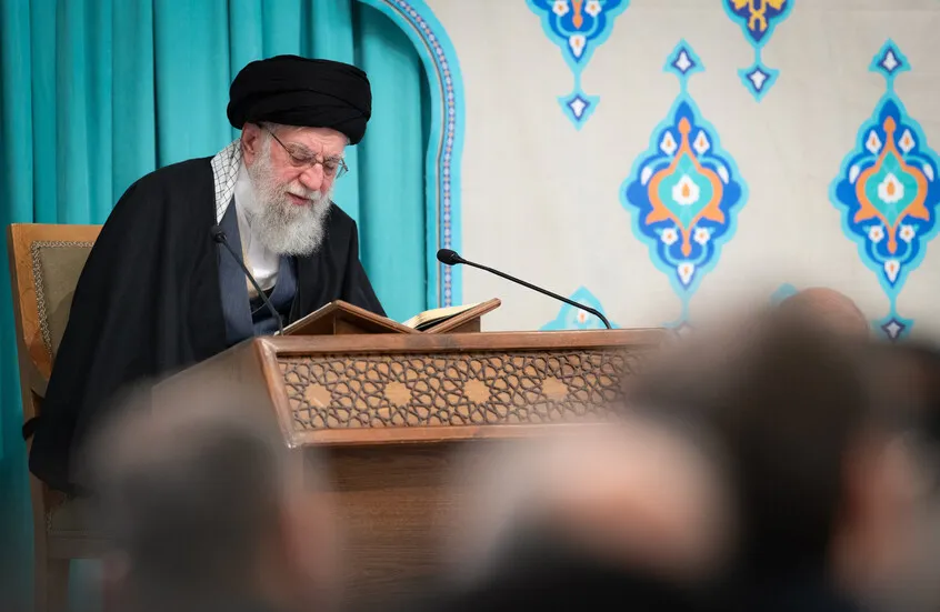 “لو فيغارو”: محاولة انقلاب على خامنئي أفشلها لاريجاني